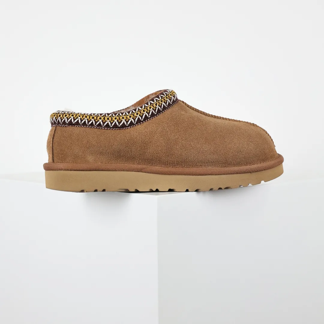 Copy price 💰540 Core recommendation Good price 5cm thick sole, independently developed original outsole, cashmere insole, keeping warm in winter, suitable for home use. In the new year, uug launched a style series, which is partially geared towards the preferences of young consumers. It has also moved to the forefront of fashion trends. Shoe body material, water-repellent coated suede upper, 17 mm UGGPURE™ implanted wool insole, lightweight non-slip and comfortable rubber outsole, with brand LOGO and trademark, with full package Size: 35 36 37 38 39 40 41 42 43 44 45